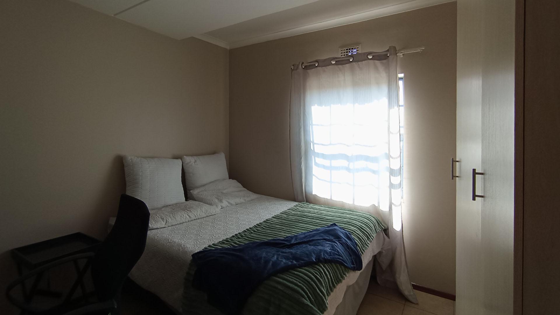 Bed Room 1 - 11 square meters of property in Erand Gardens