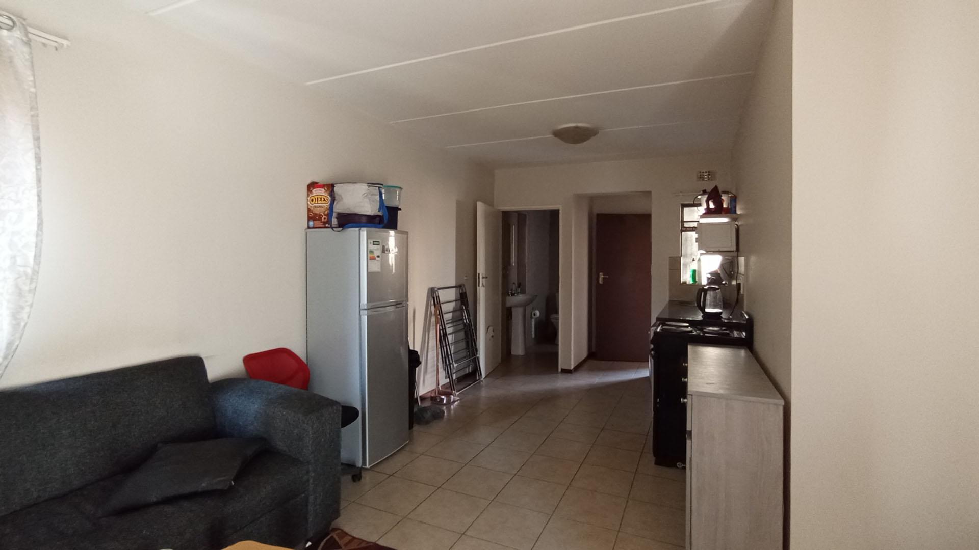 Lounges - 10 square meters of property in Erand Gardens