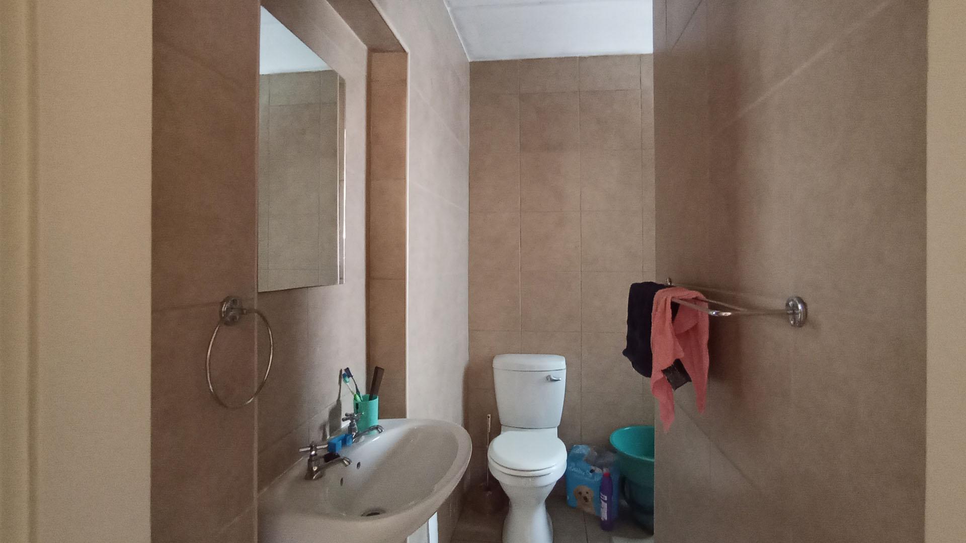 Bathroom 1 - 4 square meters of property in Erand Gardens