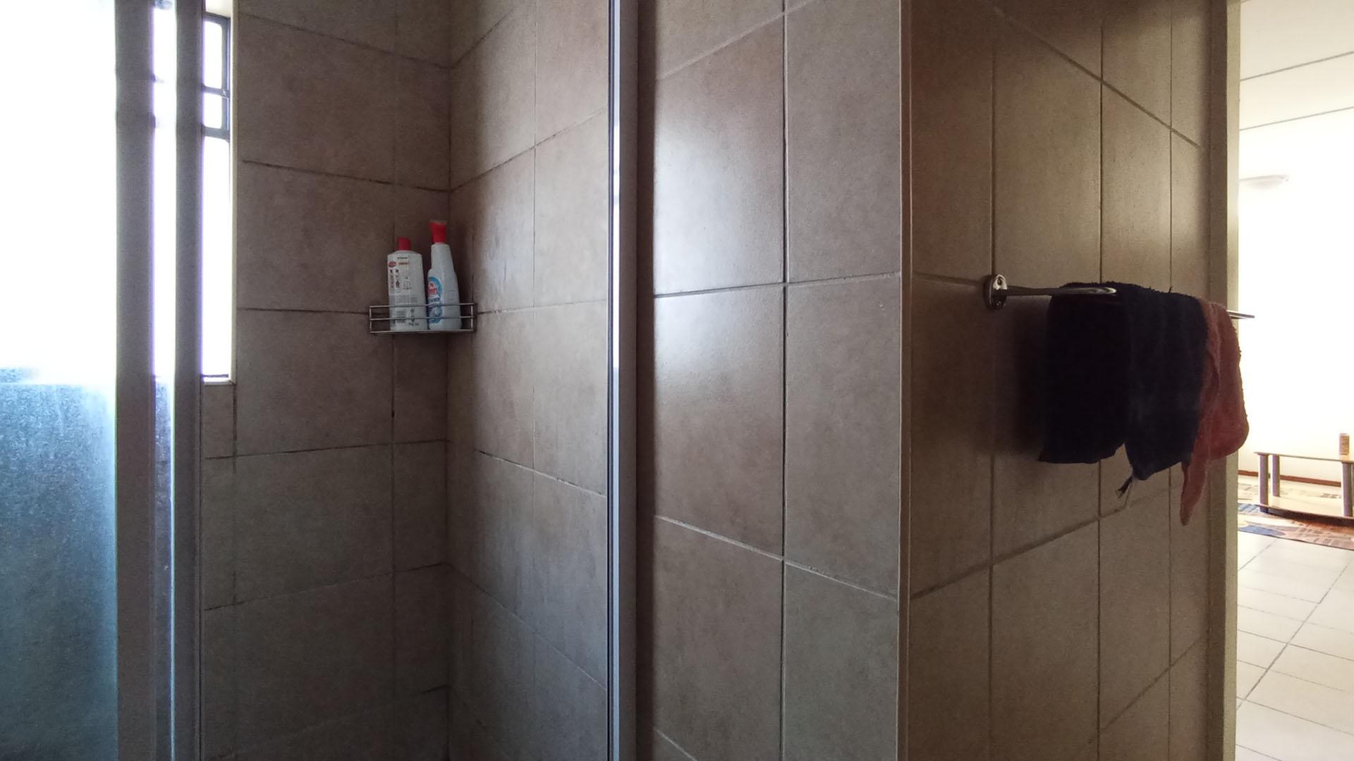 Bathroom 1 - 4 square meters of property in Erand Gardens