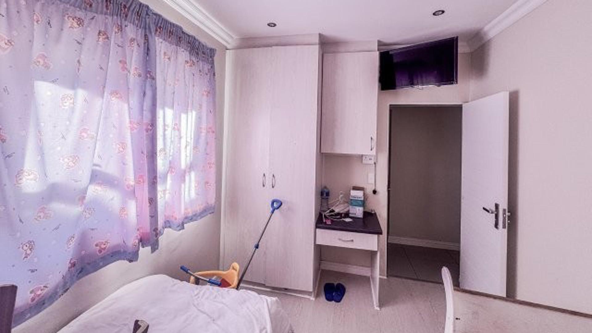 Bed Room 1 of property in Winterstrand