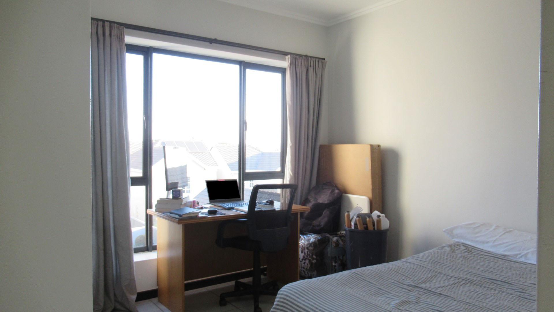 Bed Room 1 - 15 square meters of property in Maroeladal