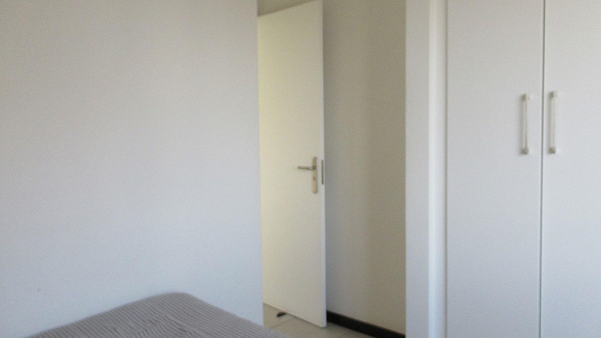 Bed Room 1 - 15 square meters of property in Maroeladal