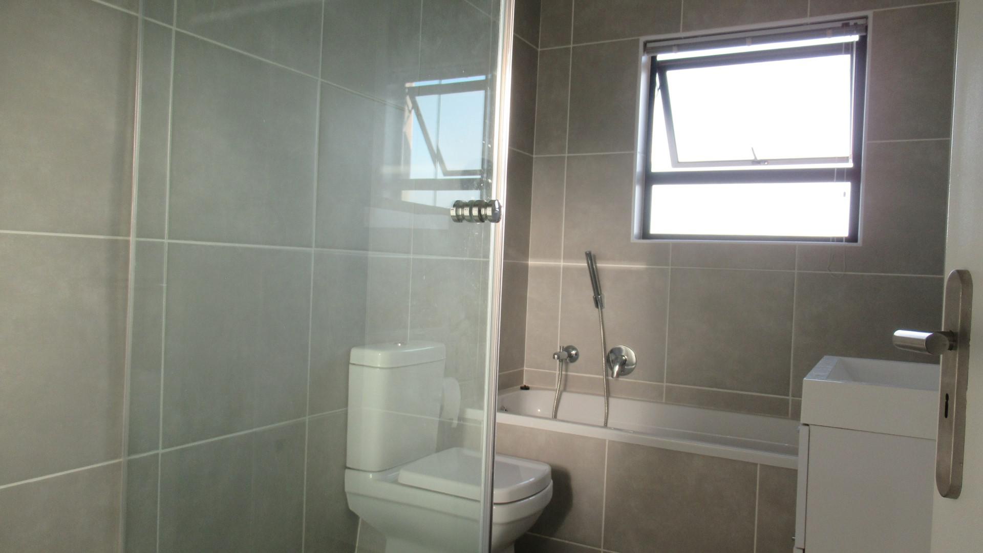 Bathroom 1 - 7 square meters of property in Maroeladal