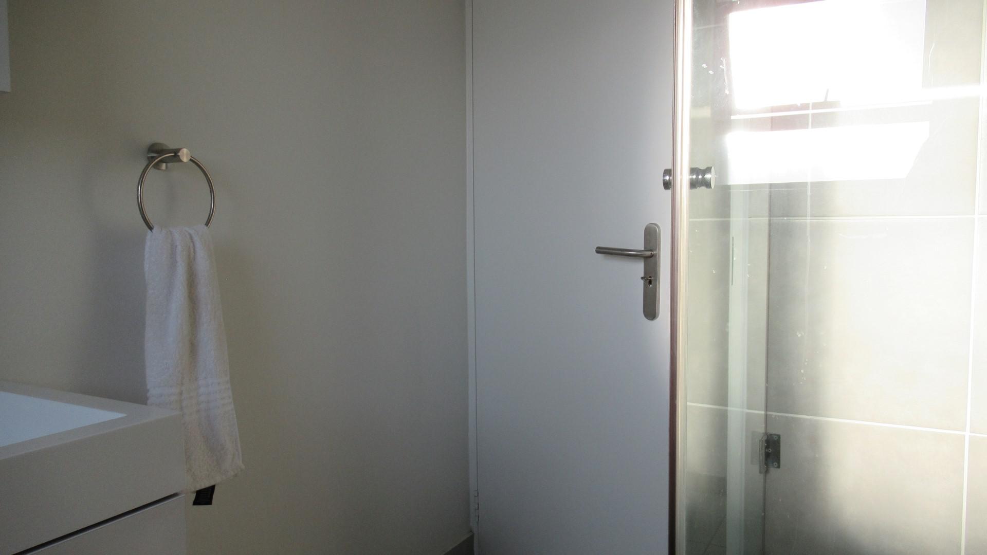 Bathroom 1 - 7 square meters of property in Maroeladal