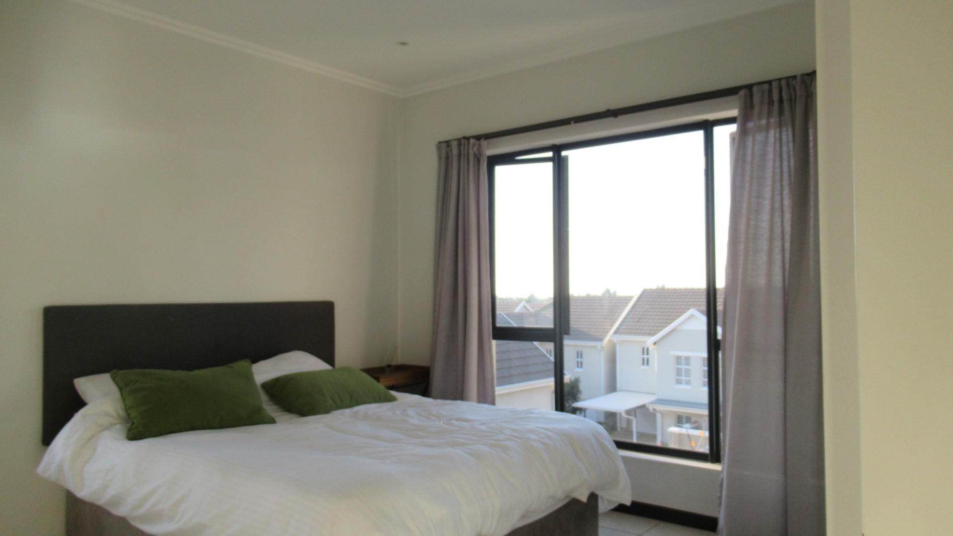 Main Bedroom - 15 square meters of property in Maroeladal