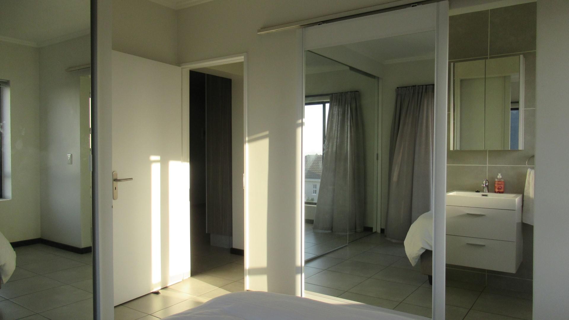 Main Bedroom - 15 square meters of property in Maroeladal