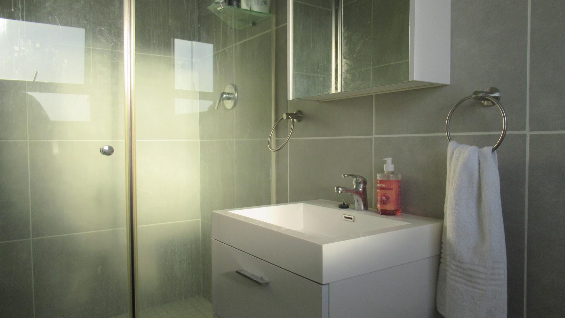 Main Bathroom - 5 square meters of property in Maroeladal