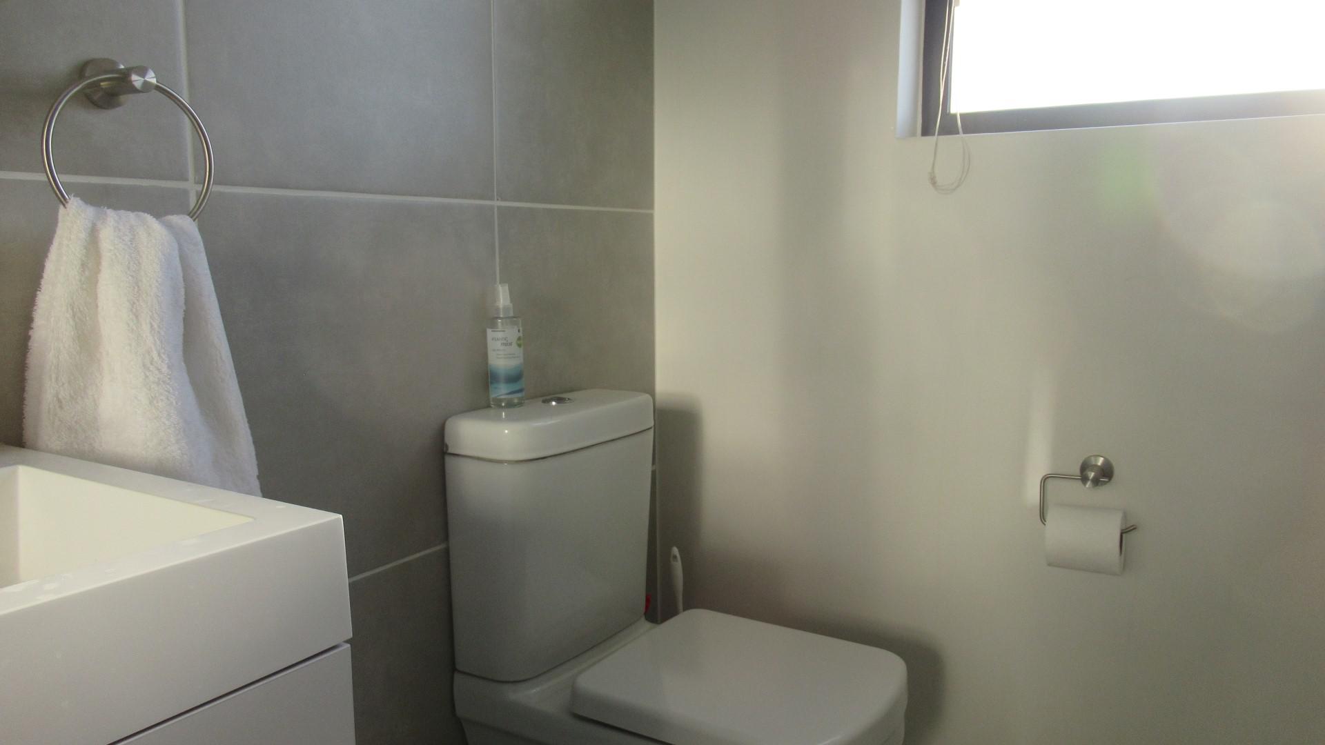 Main Bathroom - 5 square meters of property in Maroeladal