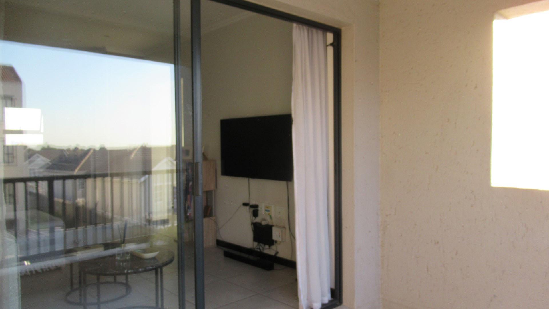 Balcony - 9 square meters of property in Maroeladal