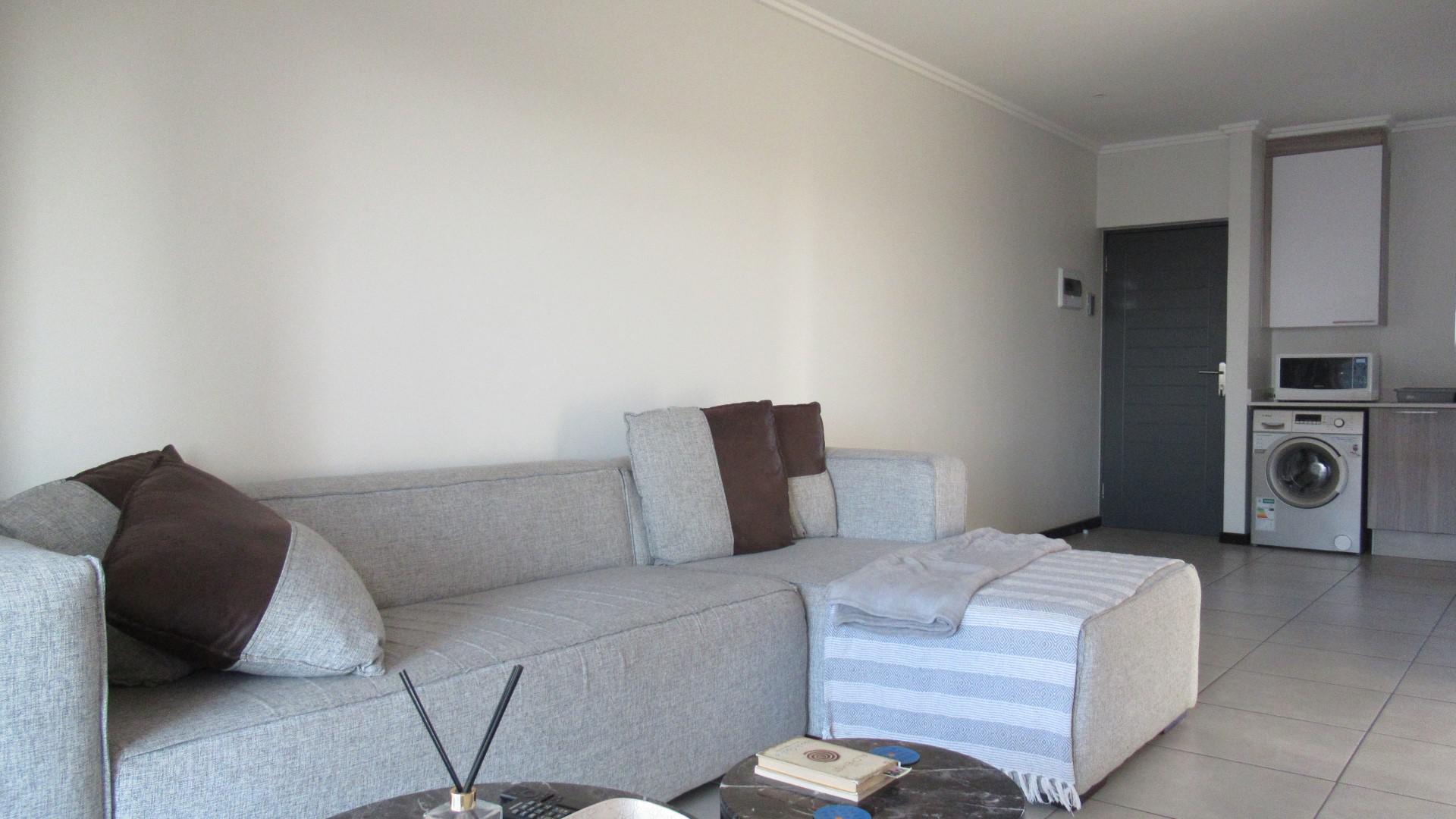 Lounges - 15 square meters of property in Maroeladal
