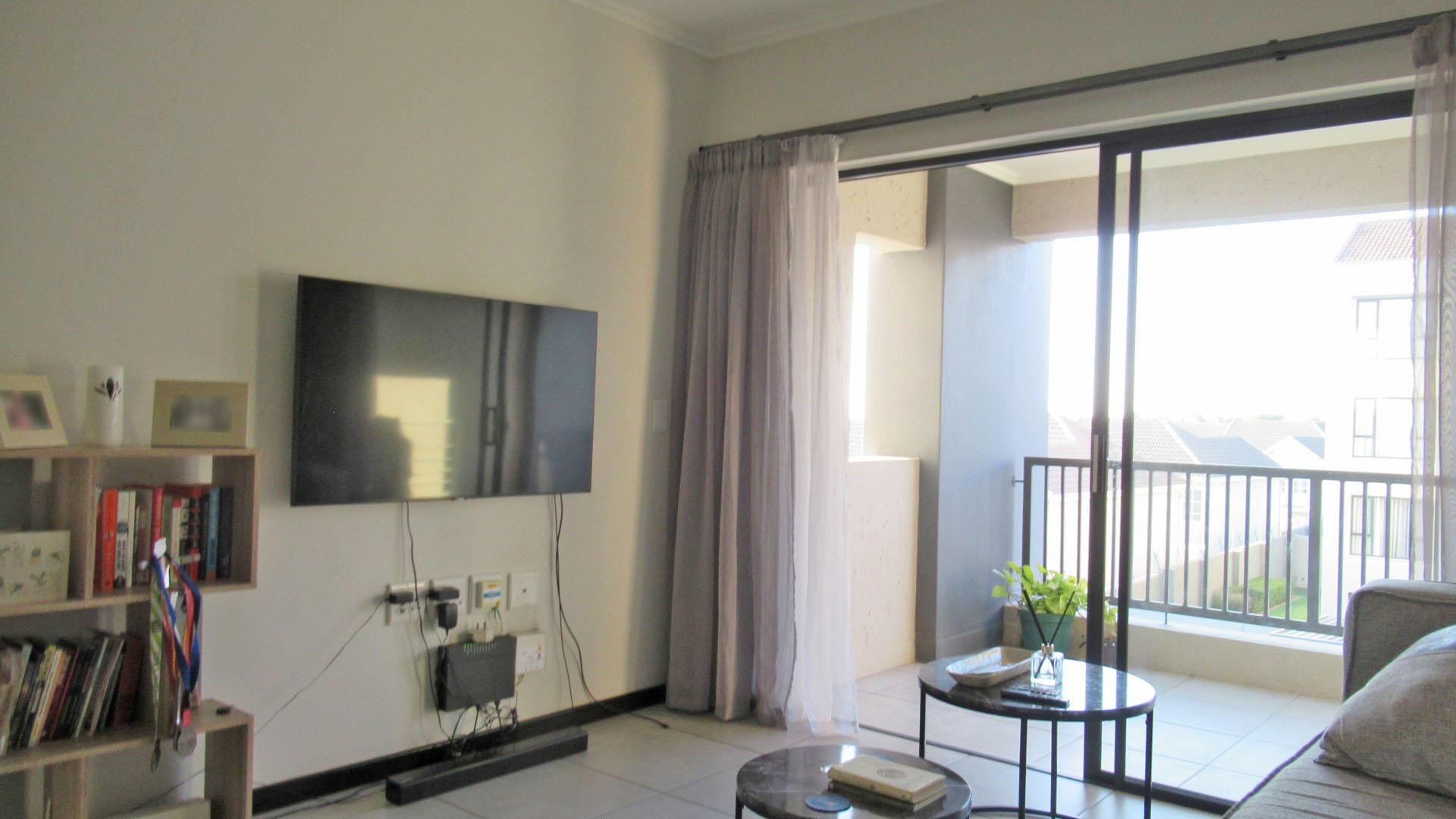 Lounges - 15 square meters of property in Maroeladal