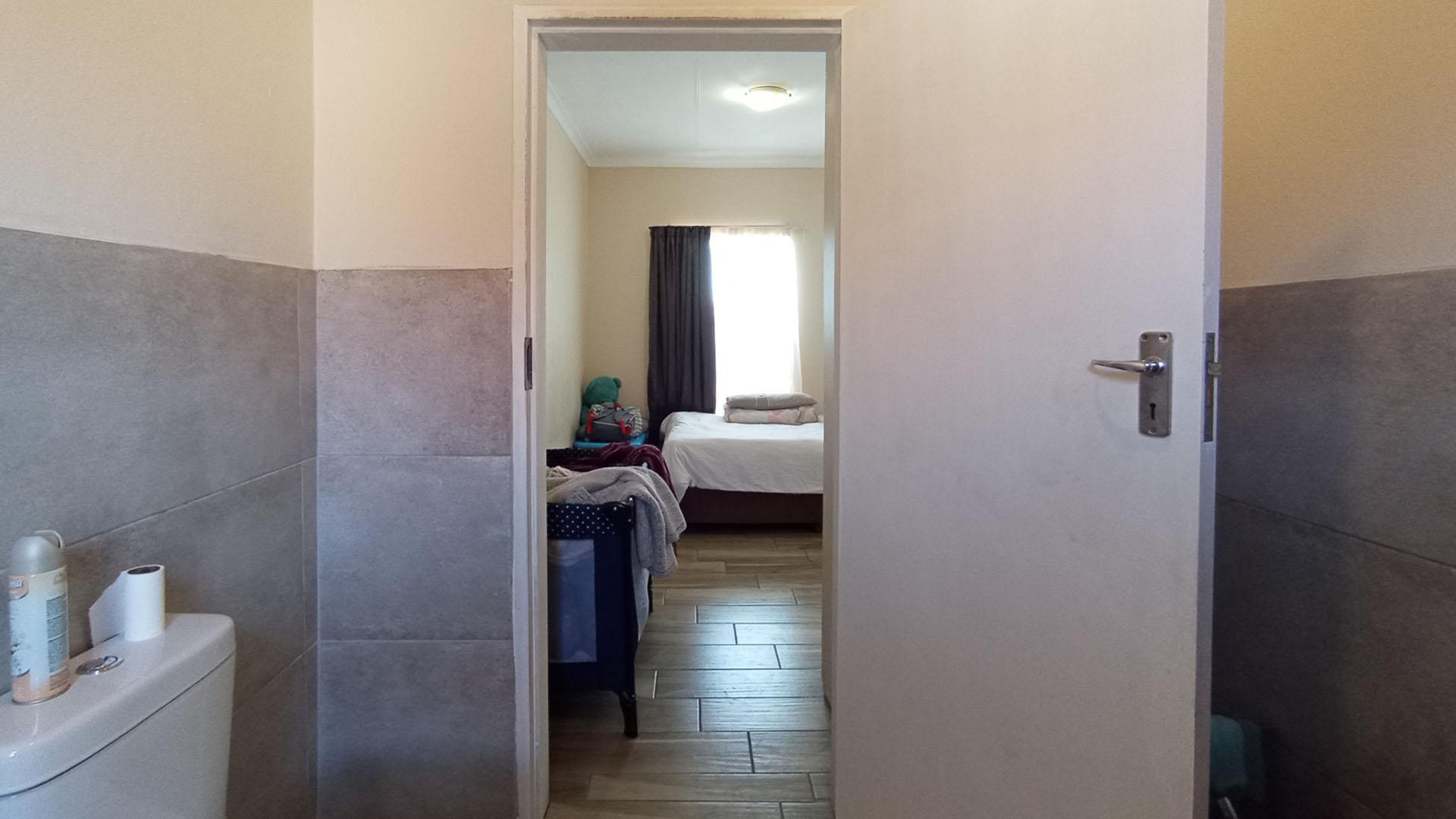 Bathroom 1 - 4 square meters of property in Wapadrand