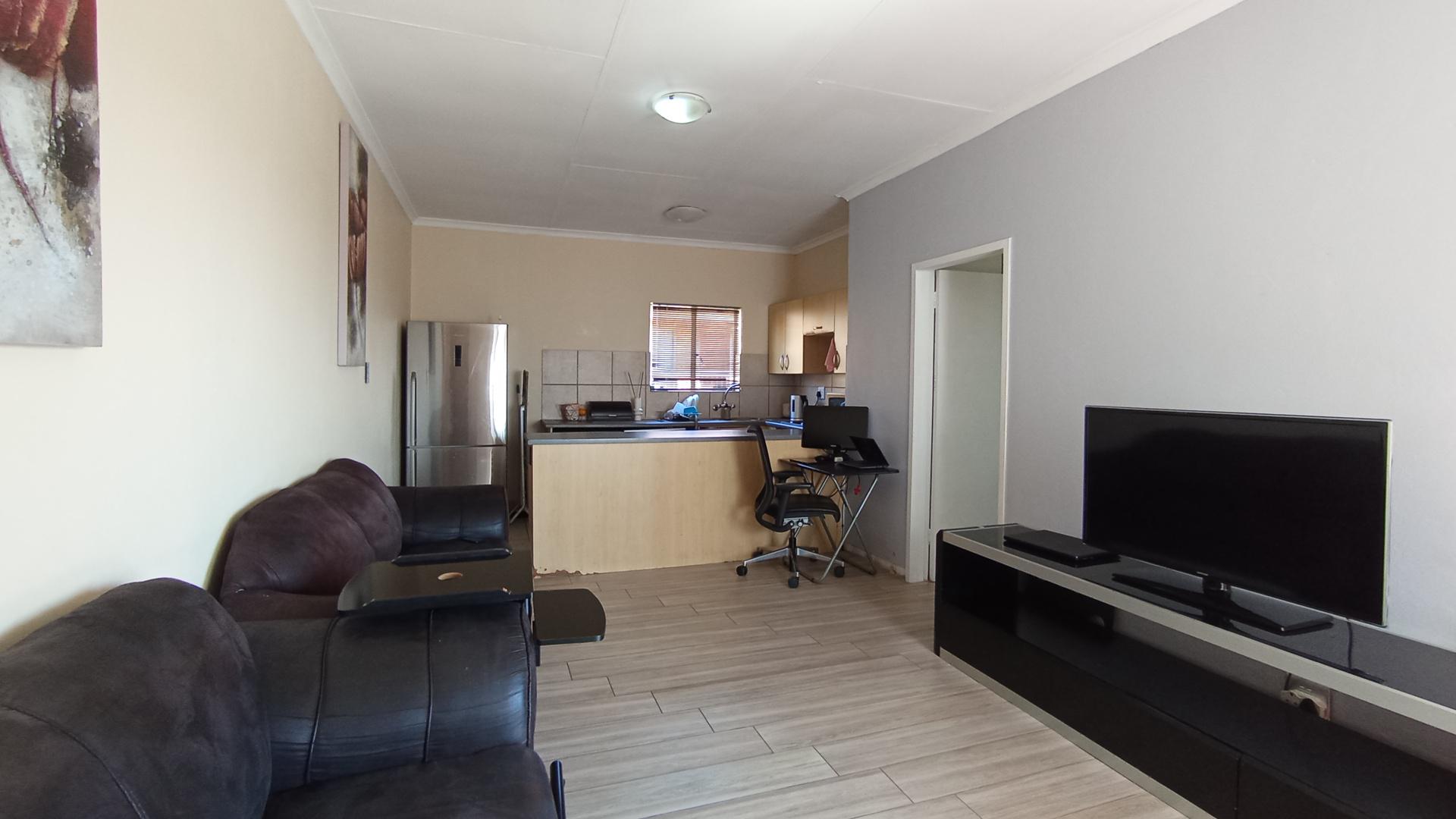 Lounges - 18 square meters of property in Wapadrand