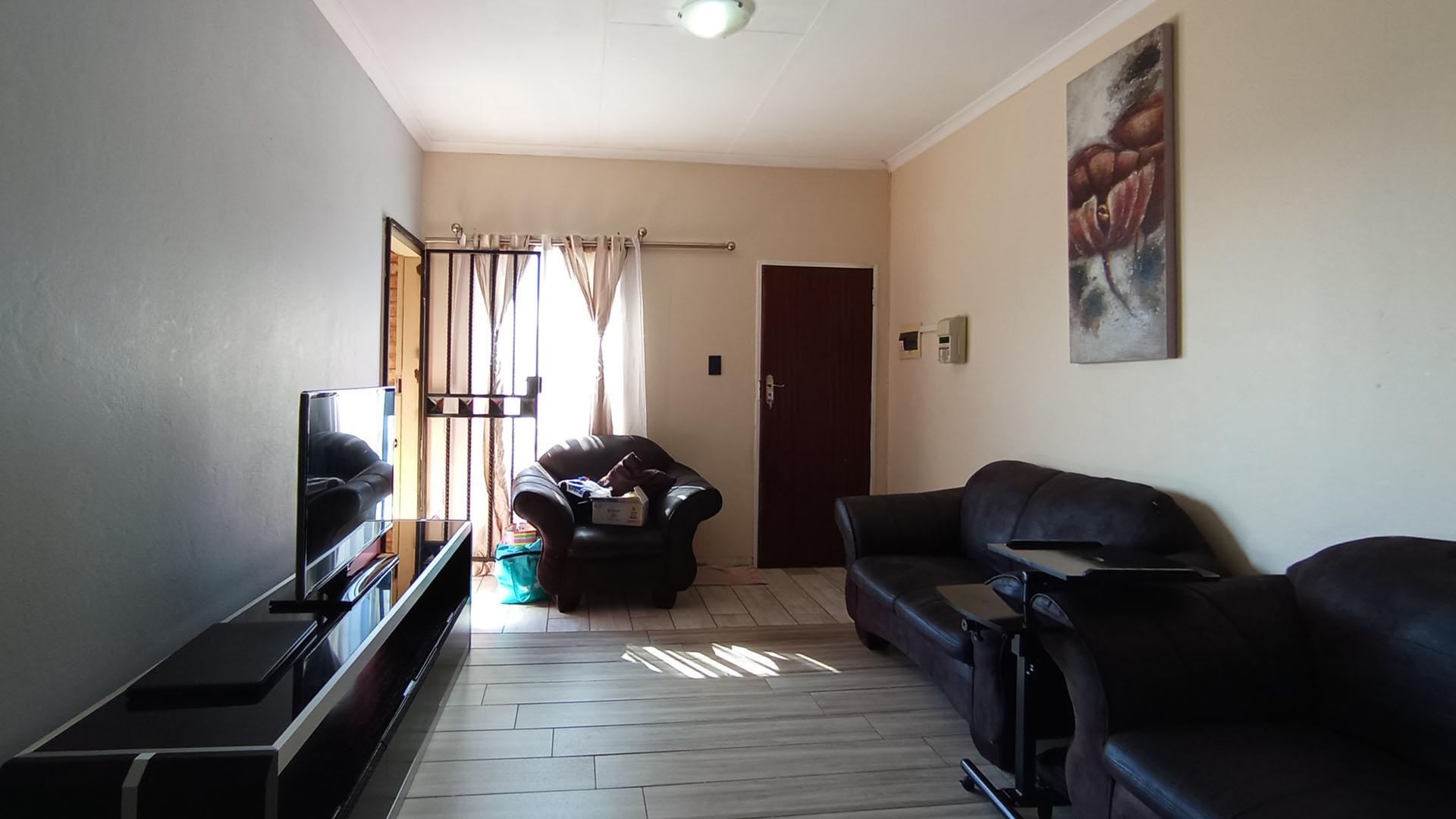 Lounges - 18 square meters of property in Wapadrand
