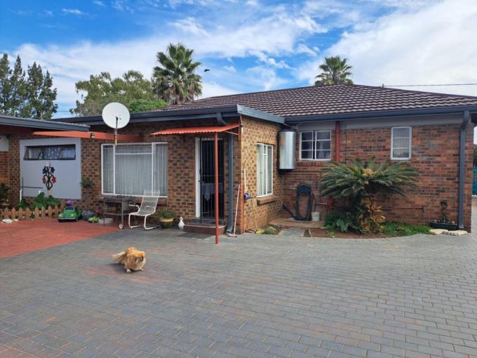 4 Bedroom House for Sale For Sale in Paul Krugersoord - MR678877
