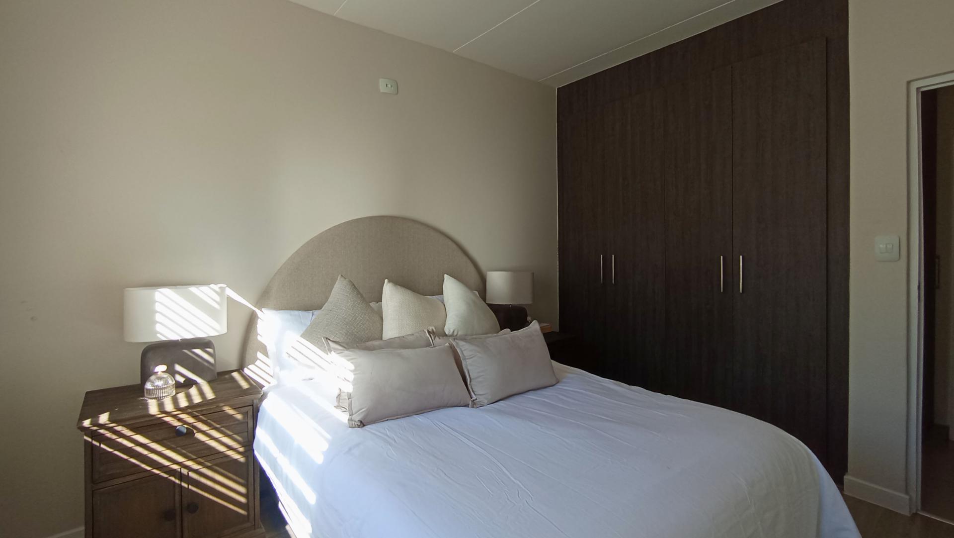 Bed Room 1 - 14 square meters of property in Bryanston East