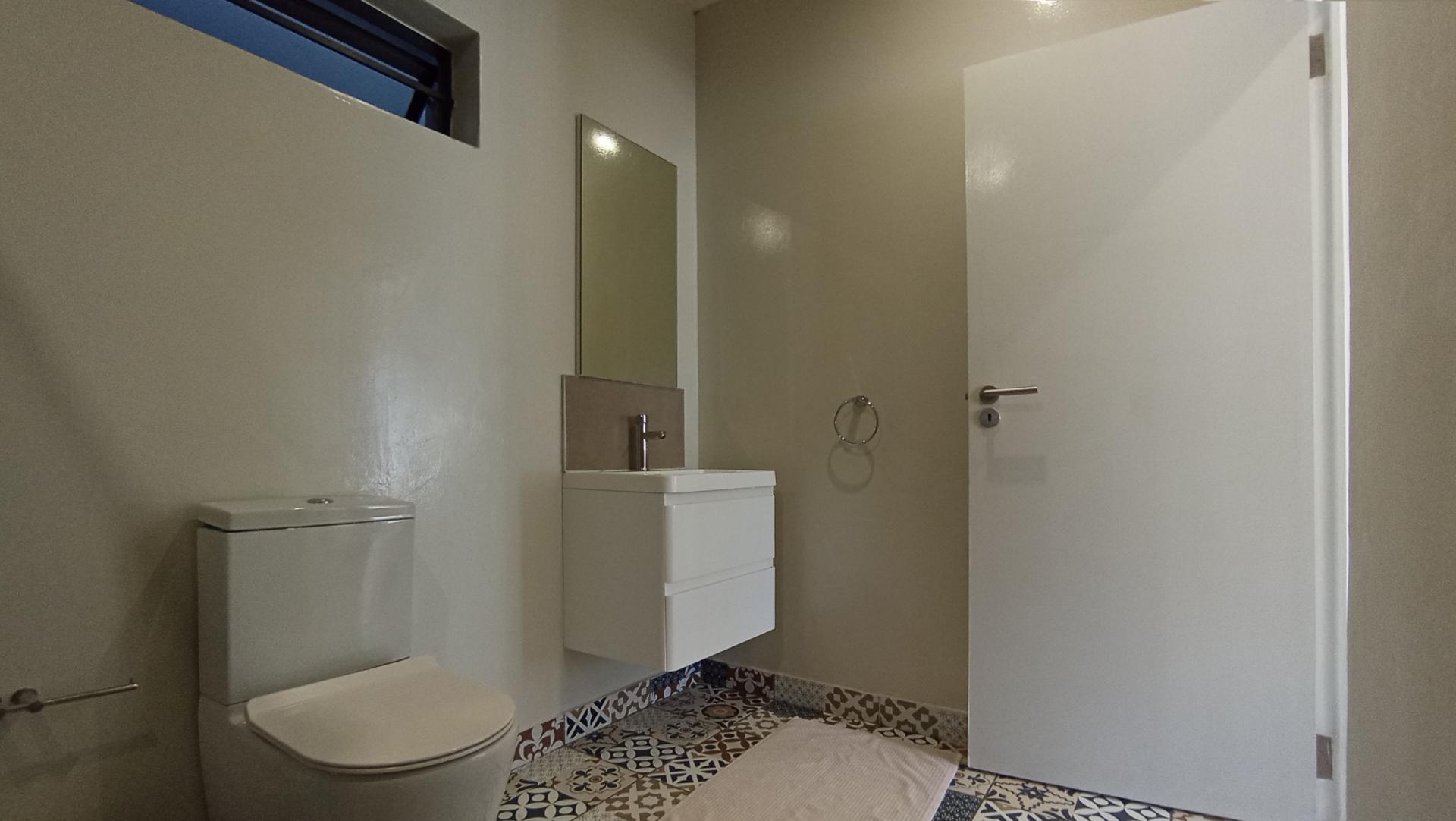 Bathroom 1 - 7 square meters of property in Bryanston East