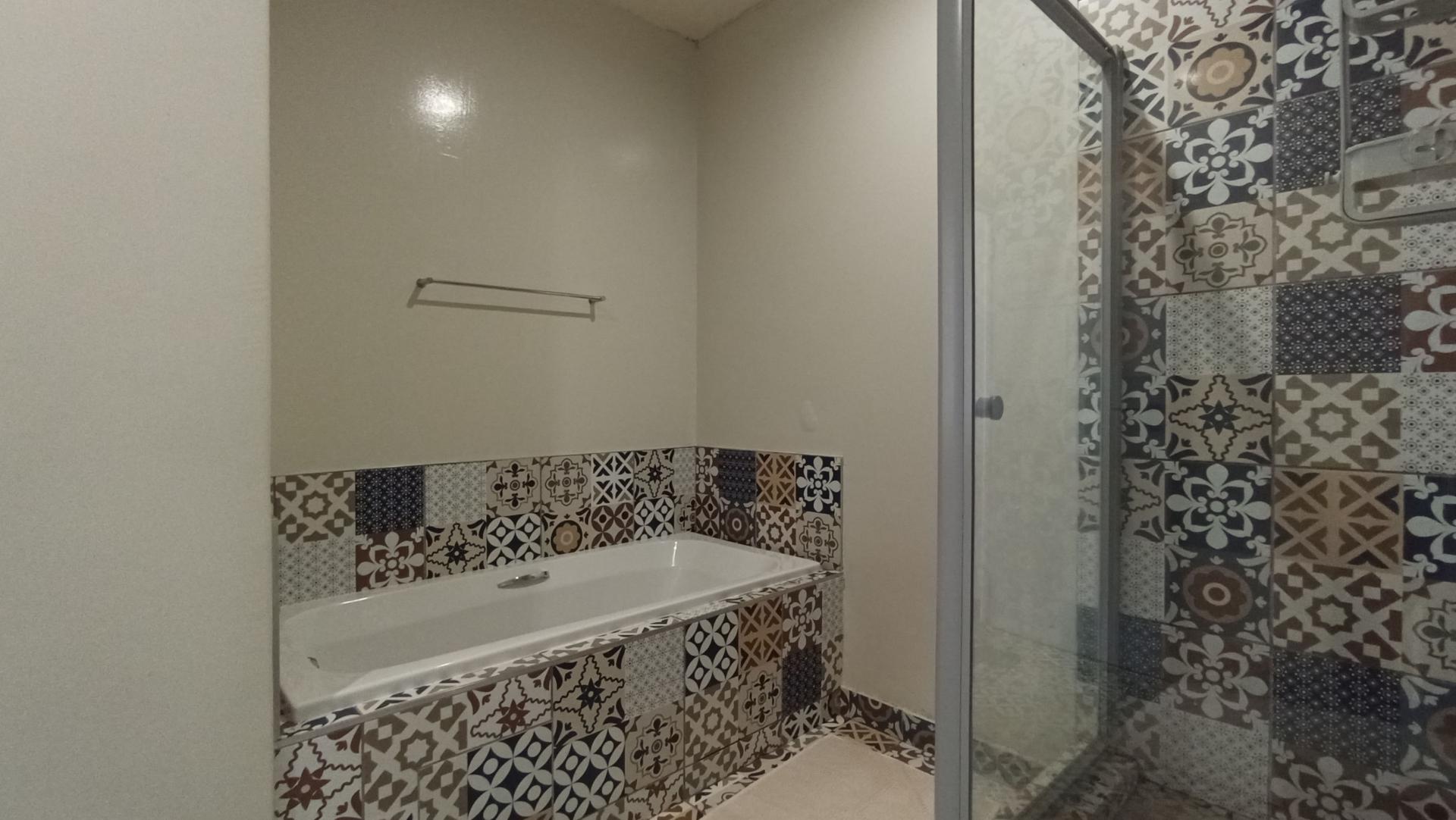 Bathroom 1 - 7 square meters of property in Bryanston East
