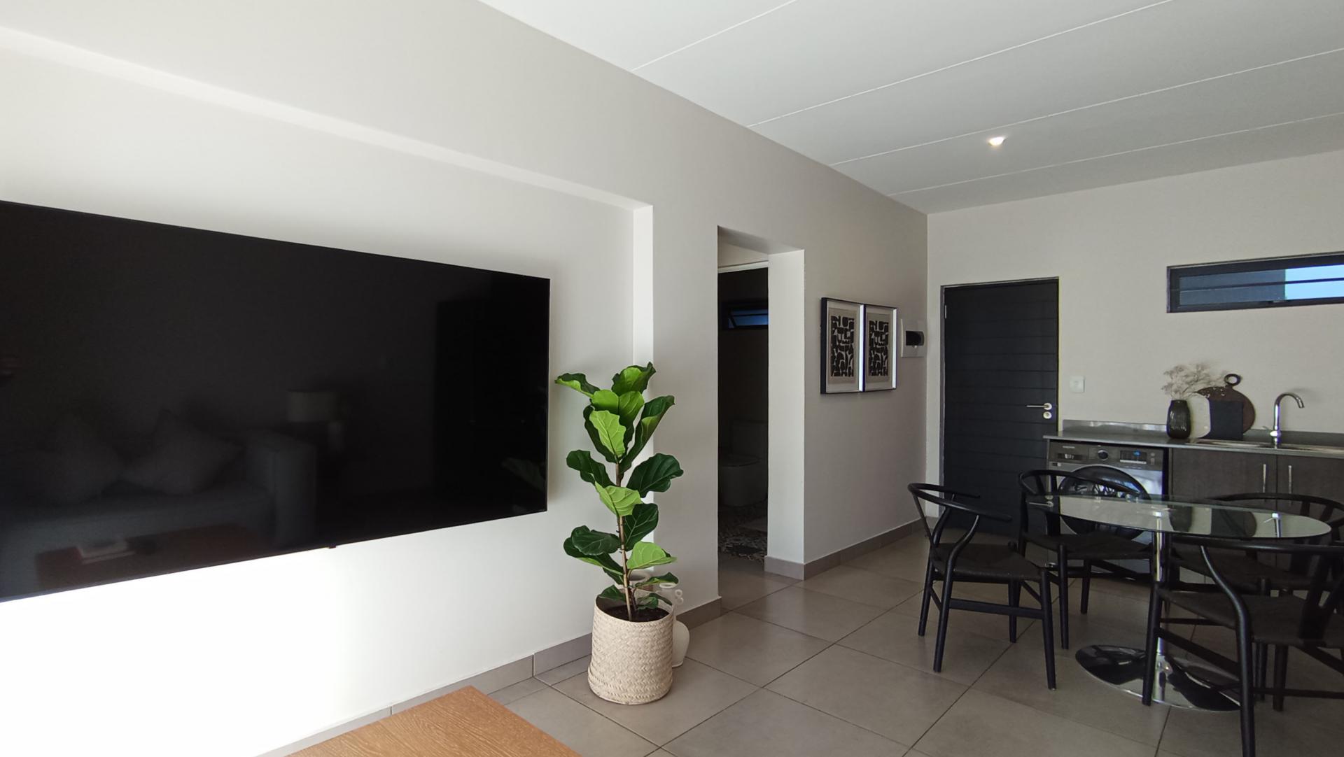 Lounges - 10 square meters of property in Bryanston East