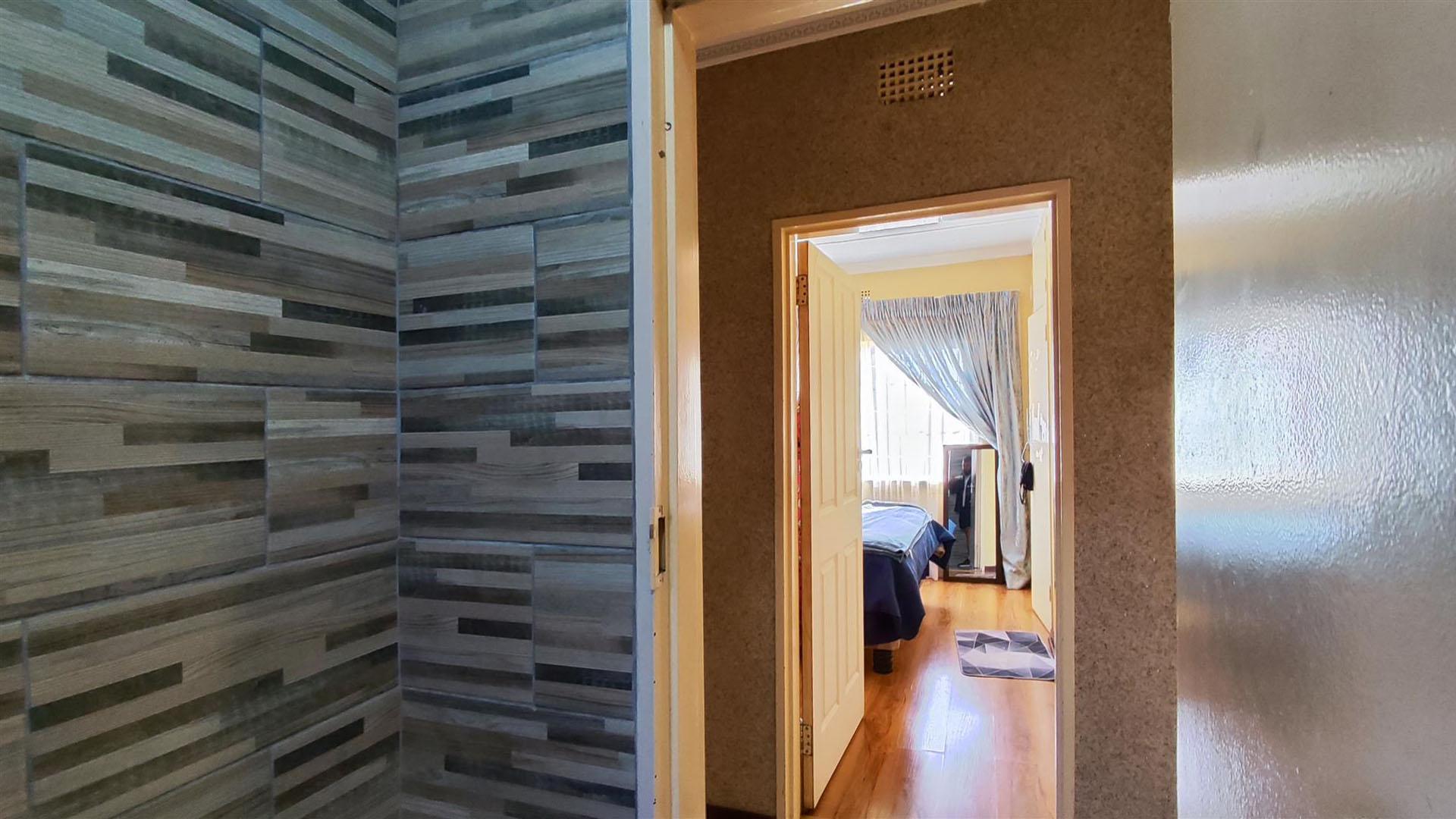 Bathroom 1 - 3 square meters of property in Vanderbijlpark