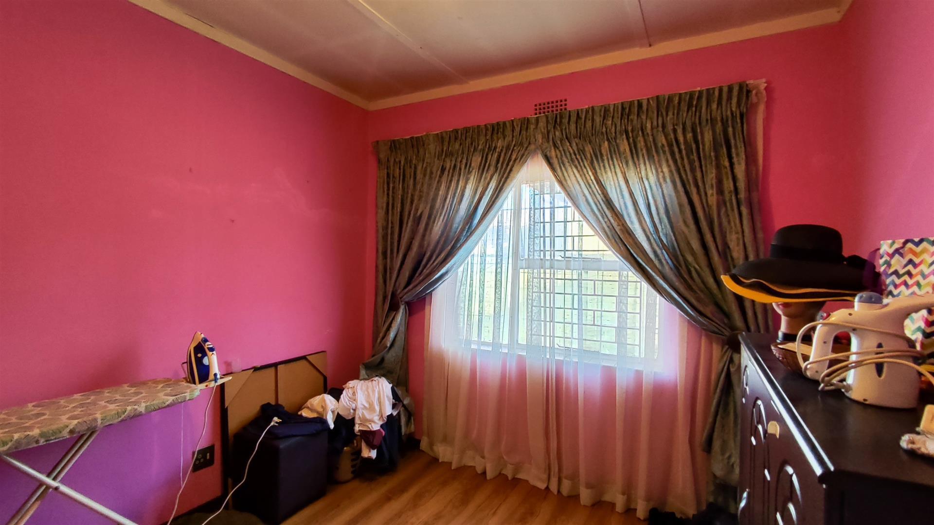 Bed Room 1 - 13 square meters of property in Vanderbijlpark
