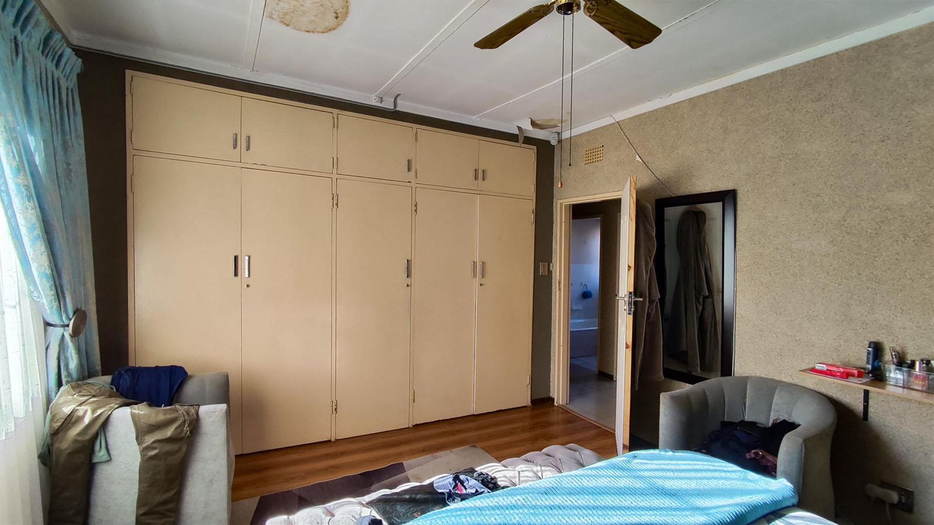 Bed Room 2 - 21 square meters of property in Vanderbijlpark