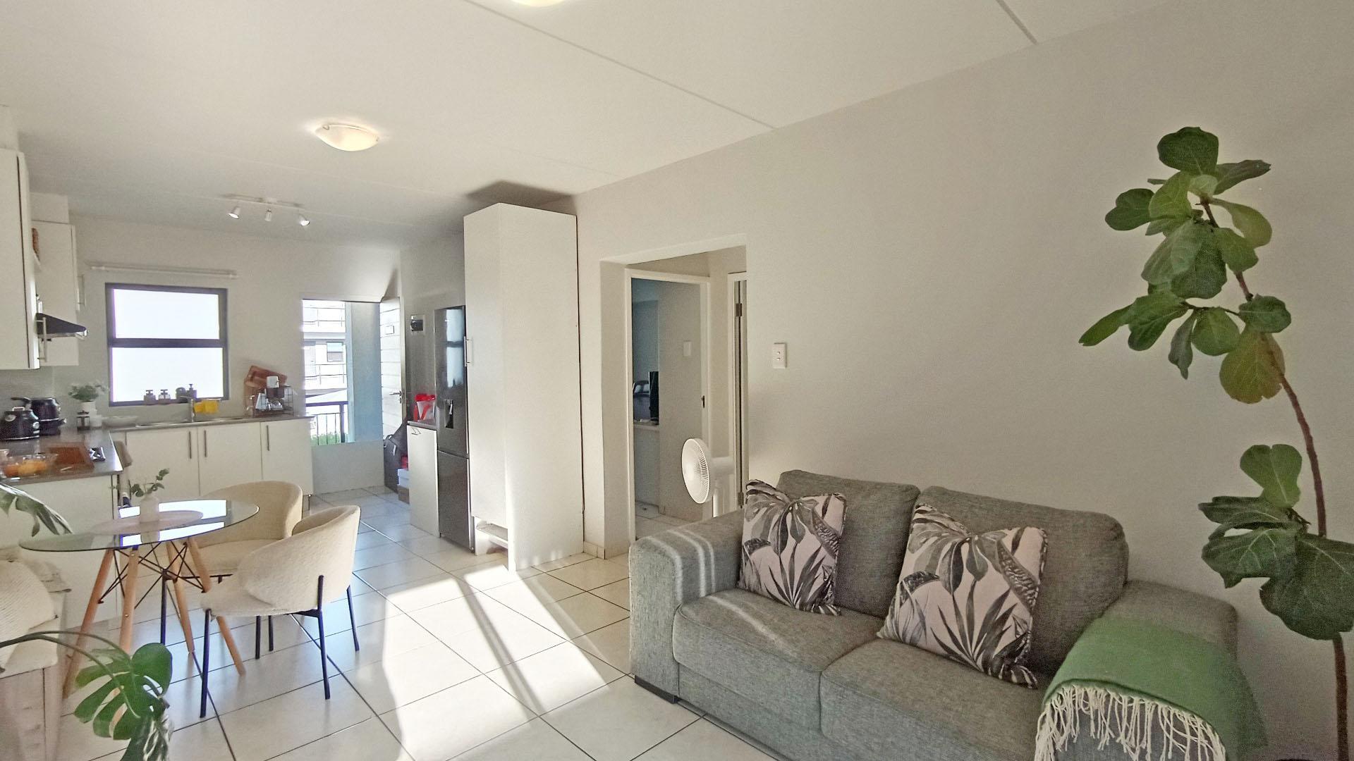 Lounges - 16 square meters of property in Ballitoville