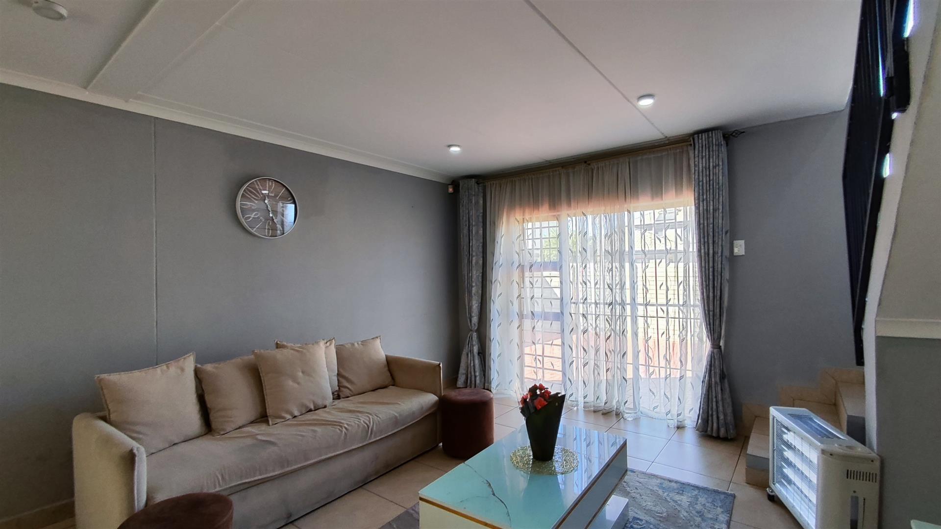 Lounges - 22 square meters of property in Albertsdal