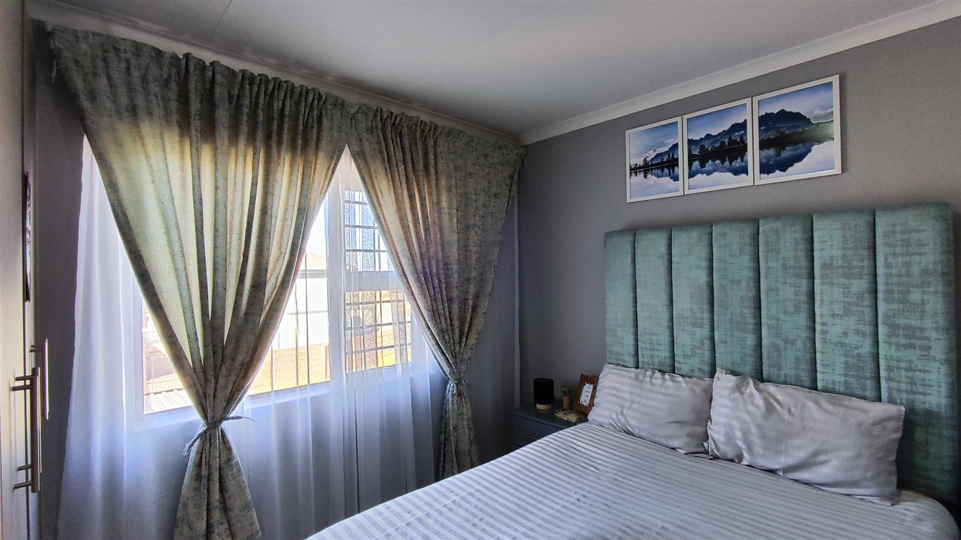 Bed Room 1 - 10 square meters of property in Albertsdal