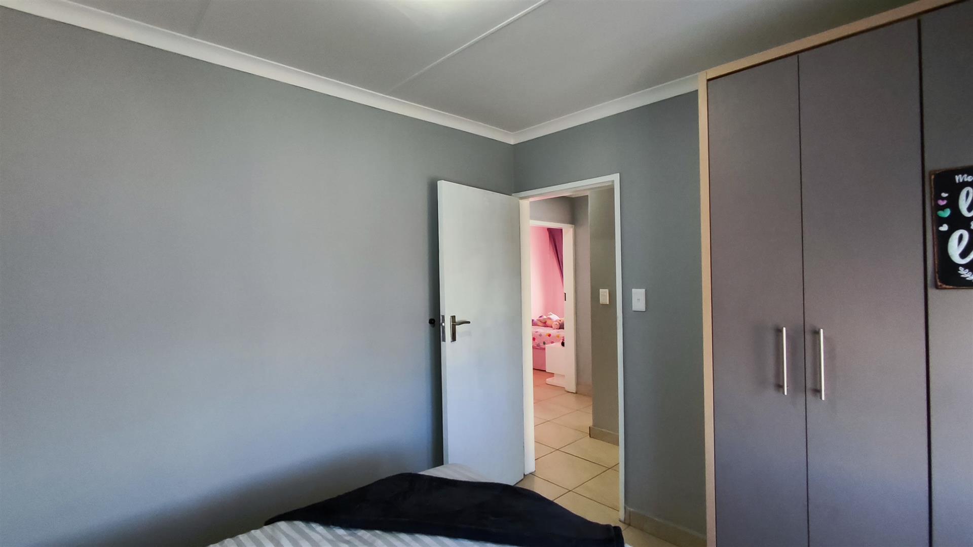 Bed Room 1 - 10 square meters of property in Albertsdal