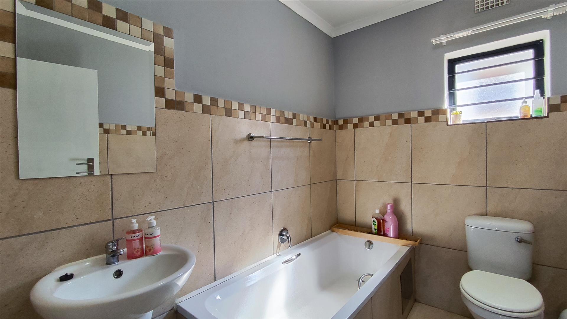 Bathroom 1 - 5 square meters of property in Albertsdal