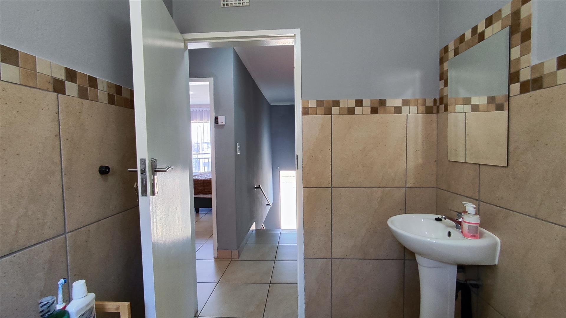 Bathroom 1 - 5 square meters of property in Albertsdal