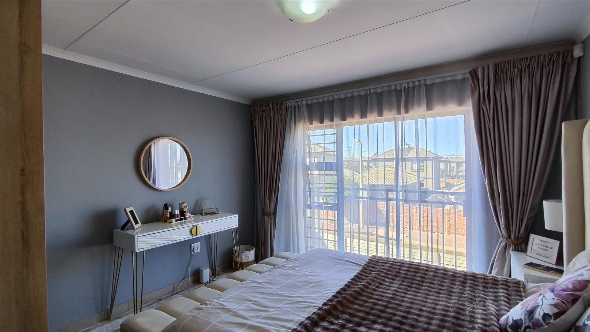 Main Bedroom - 15 square meters of property in Albertsdal