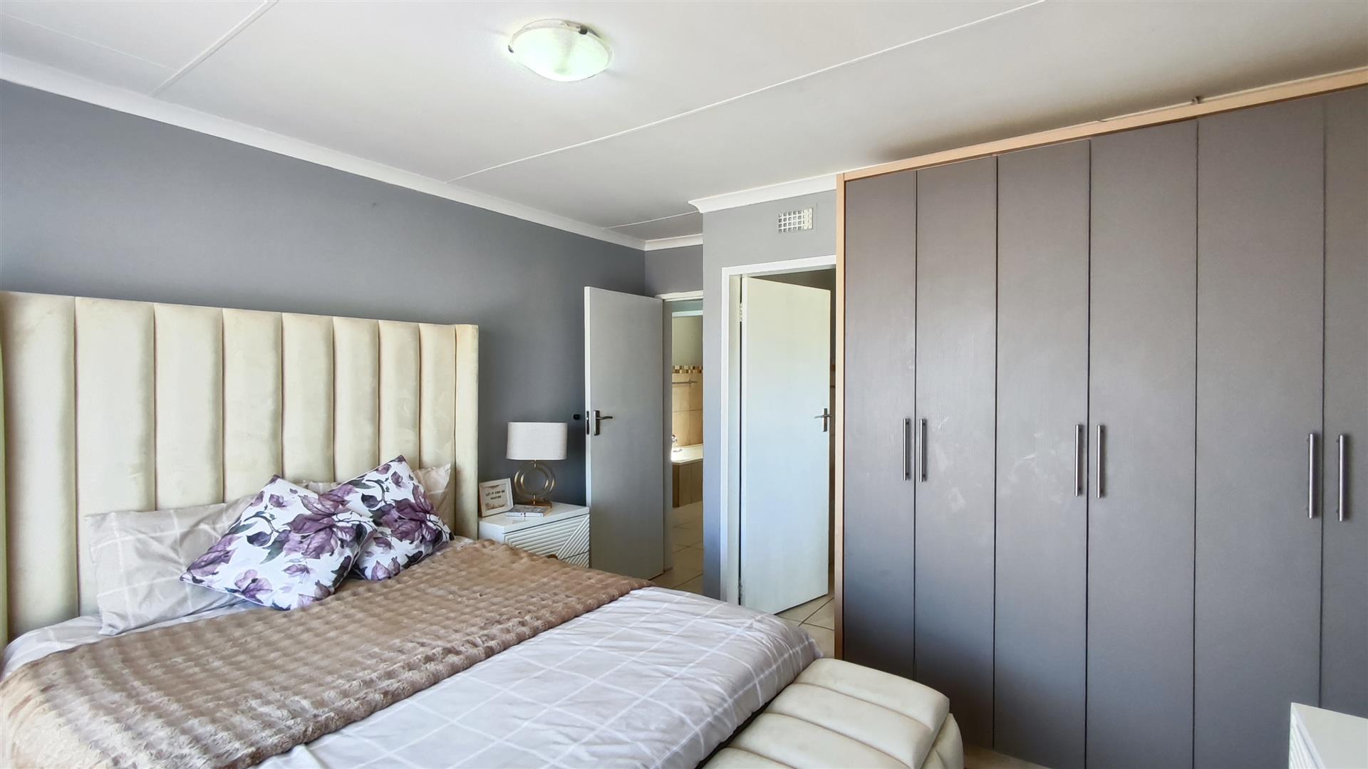 Main Bedroom - 15 square meters of property in Albertsdal