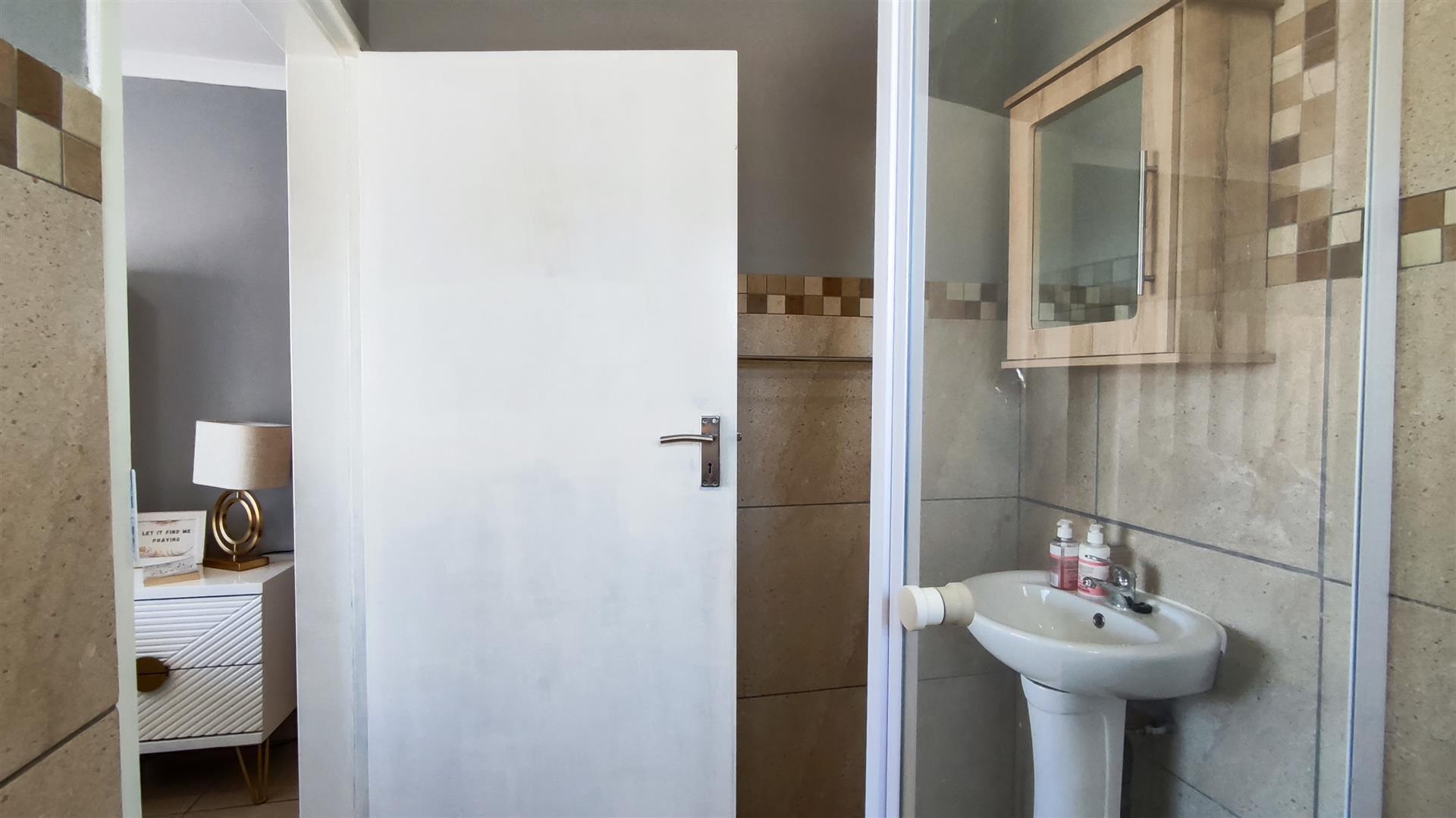 Main Bathroom - 5 square meters of property in Albertsdal