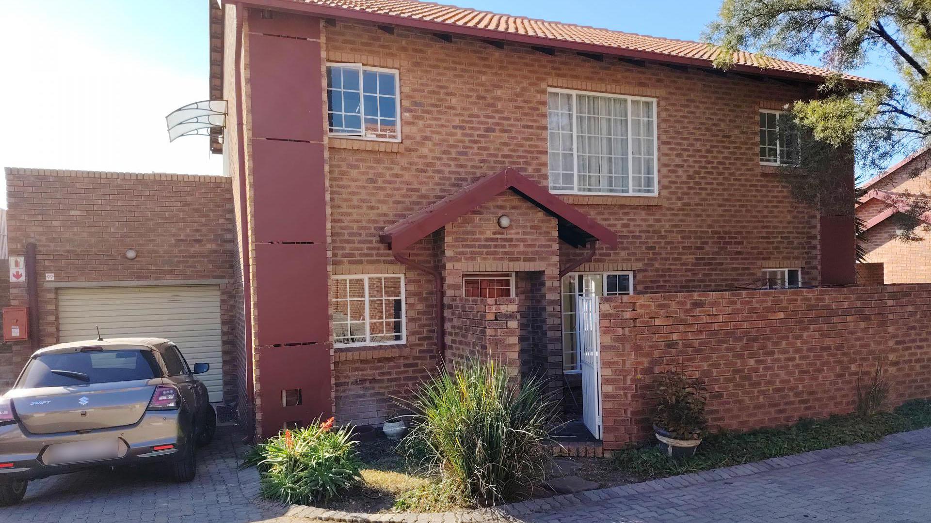 Front View of property in The Reeds