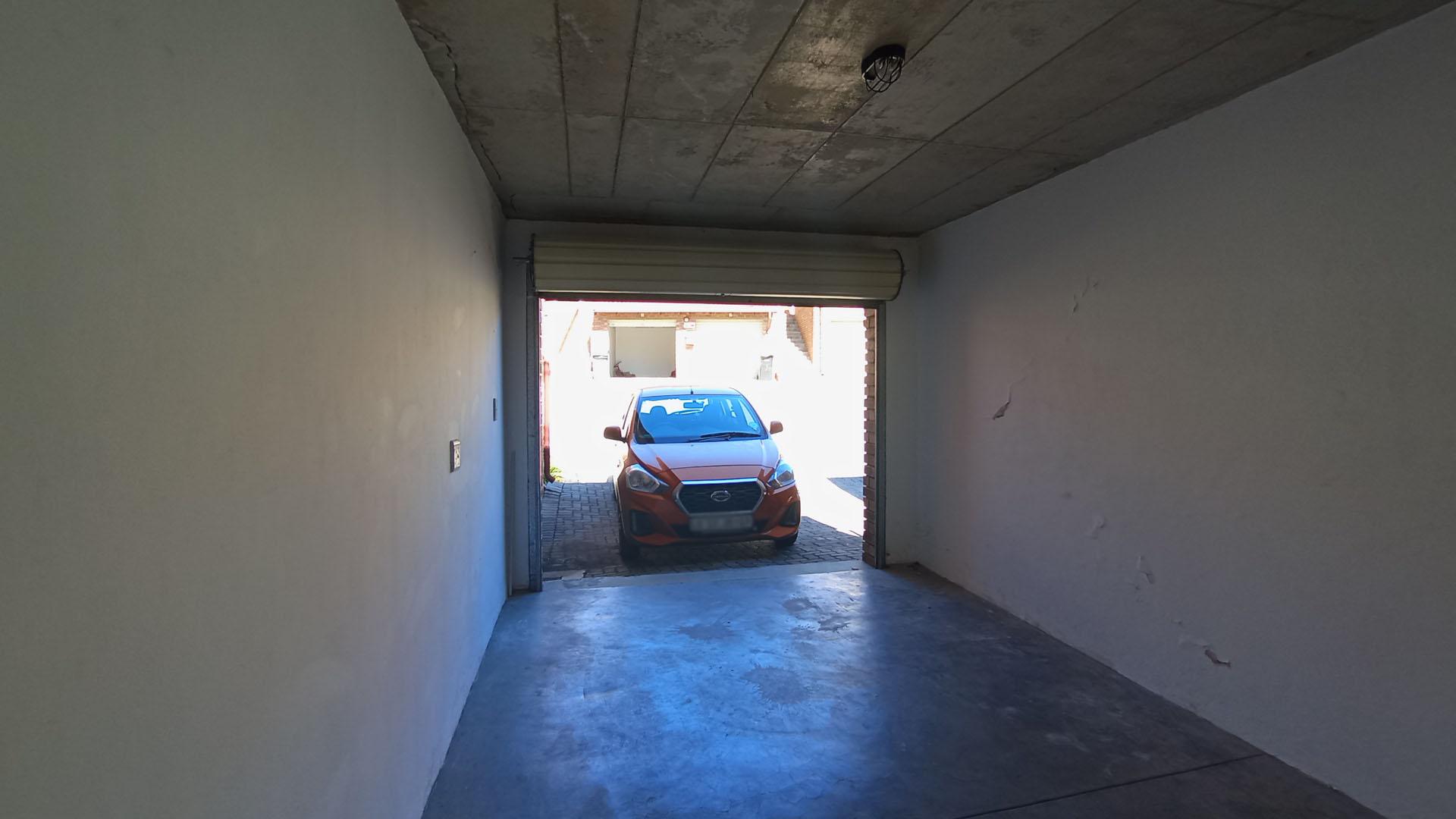 Garage - 20 square meters of property in The Reeds