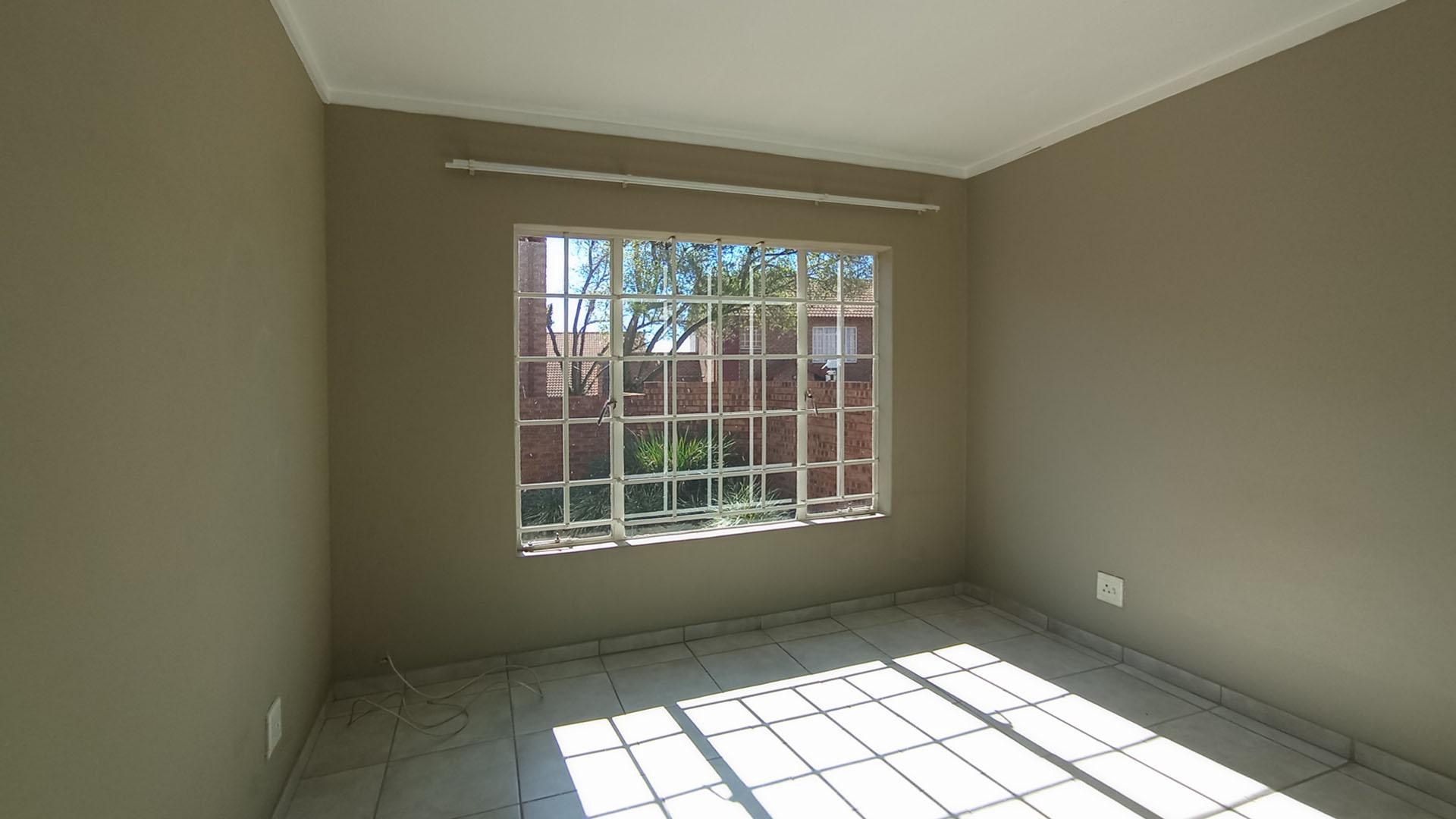 Bed Room 1 - 16 square meters of property in The Reeds