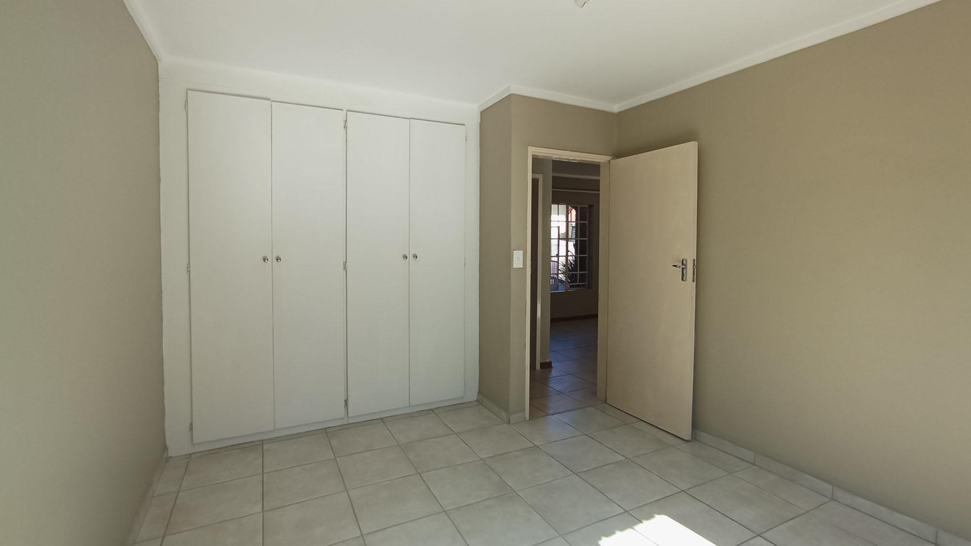 Bed Room 1 - 16 square meters of property in The Reeds