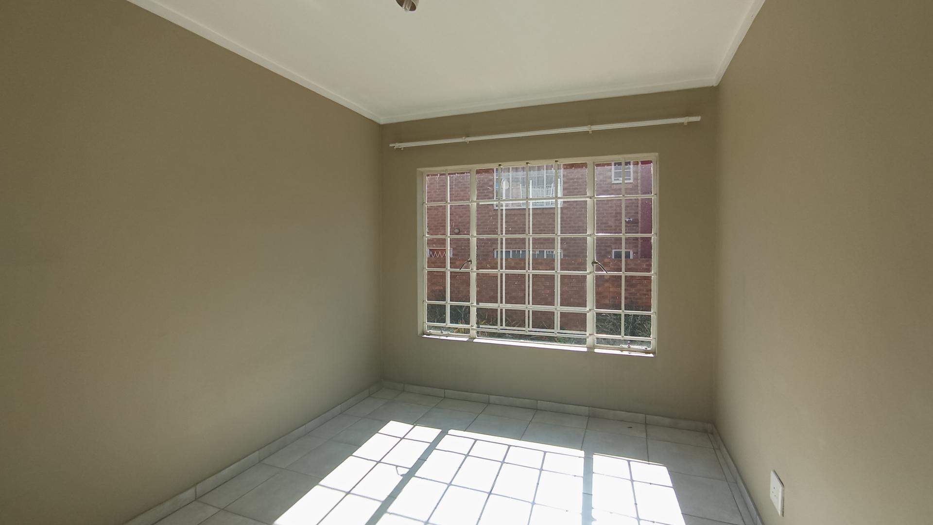 Bed Room 2 - 12 square meters of property in The Reeds