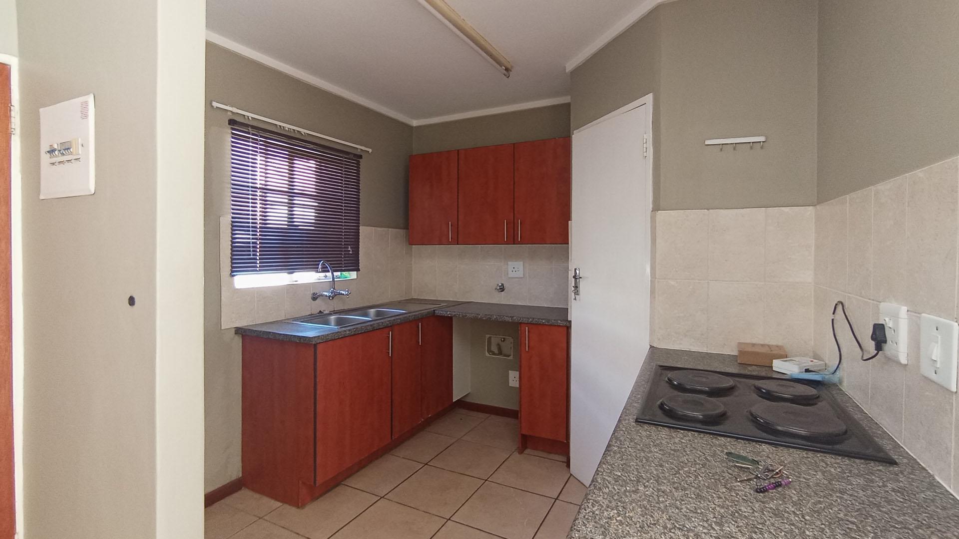 Kitchen - 8 square meters of property in The Reeds