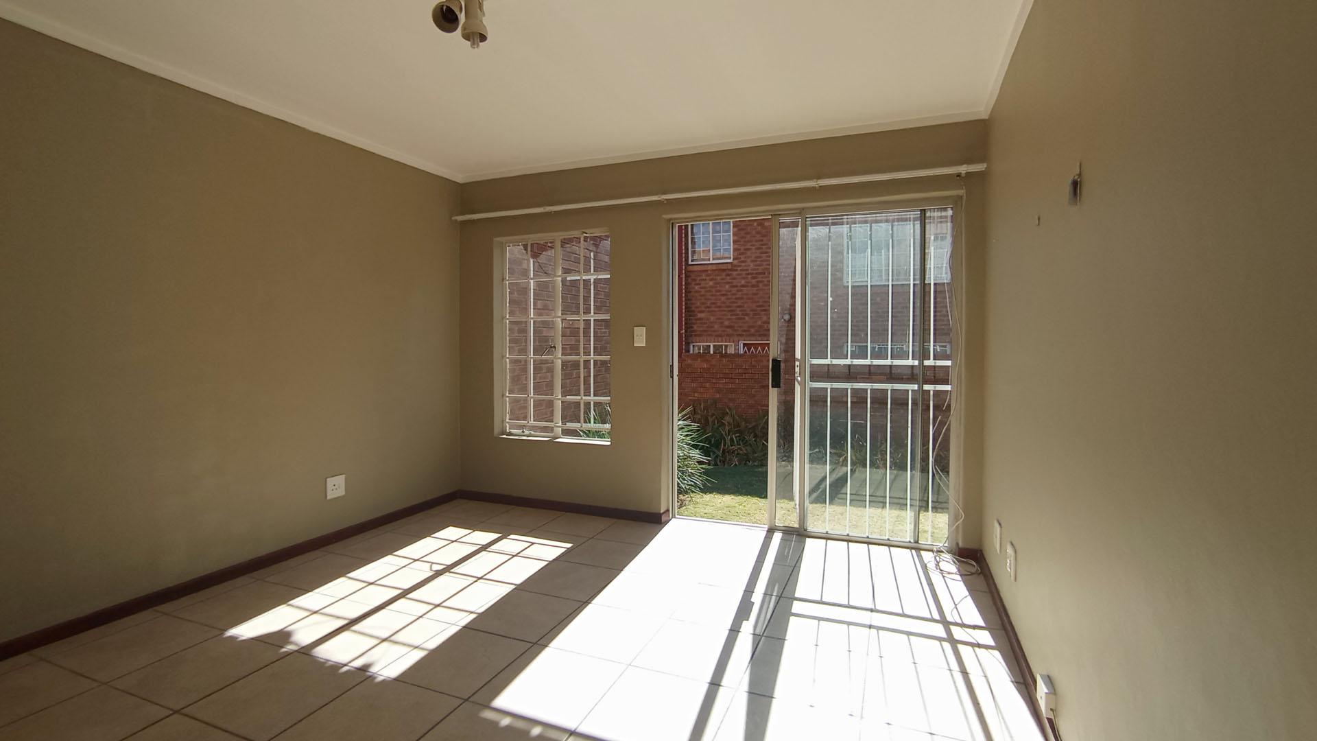 Lounges - 16 square meters of property in The Reeds