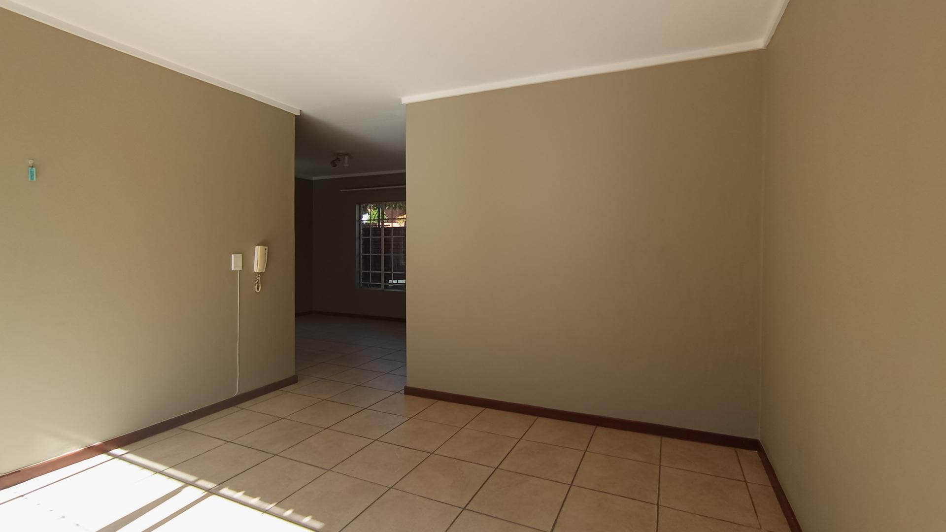 Lounges - 16 square meters of property in The Reeds