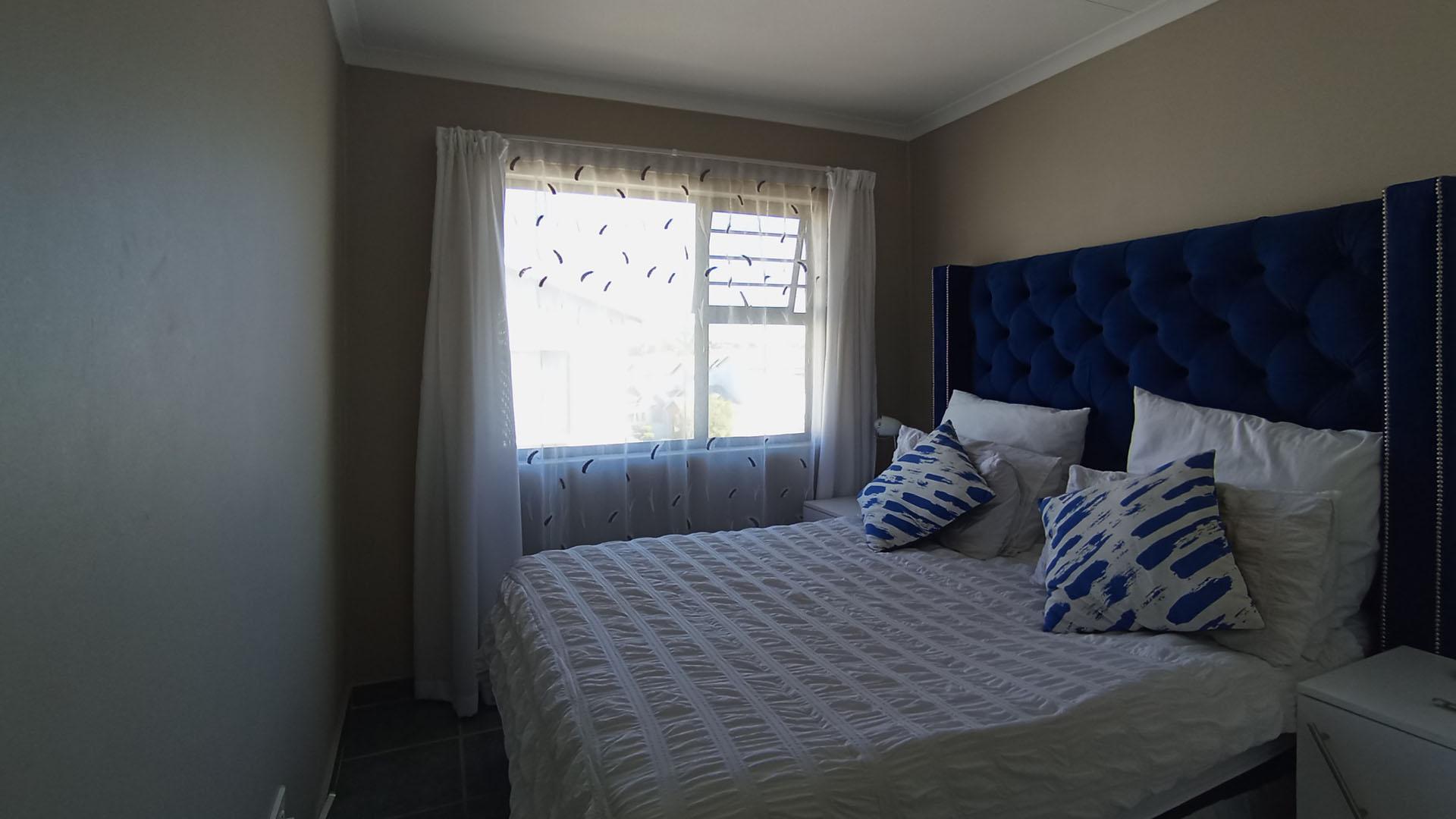 Main Bedroom - 11 square meters of property in Summerset