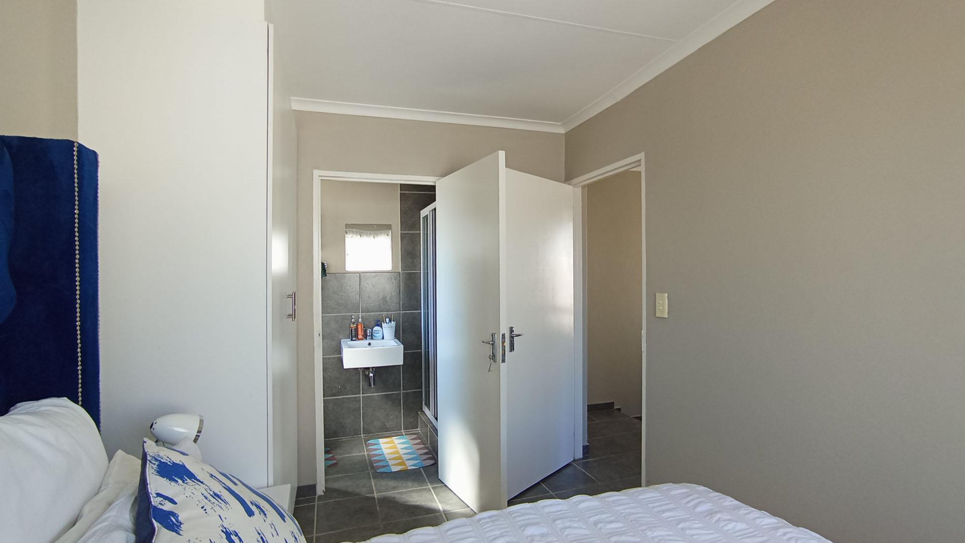 Main Bedroom - 11 square meters of property in Summerset