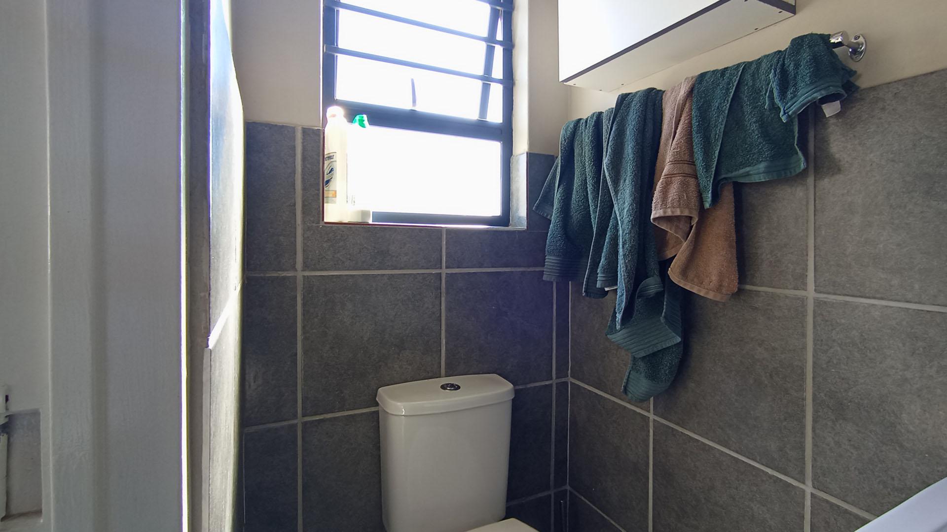 Main Bathroom - 3 square meters of property in Summerset