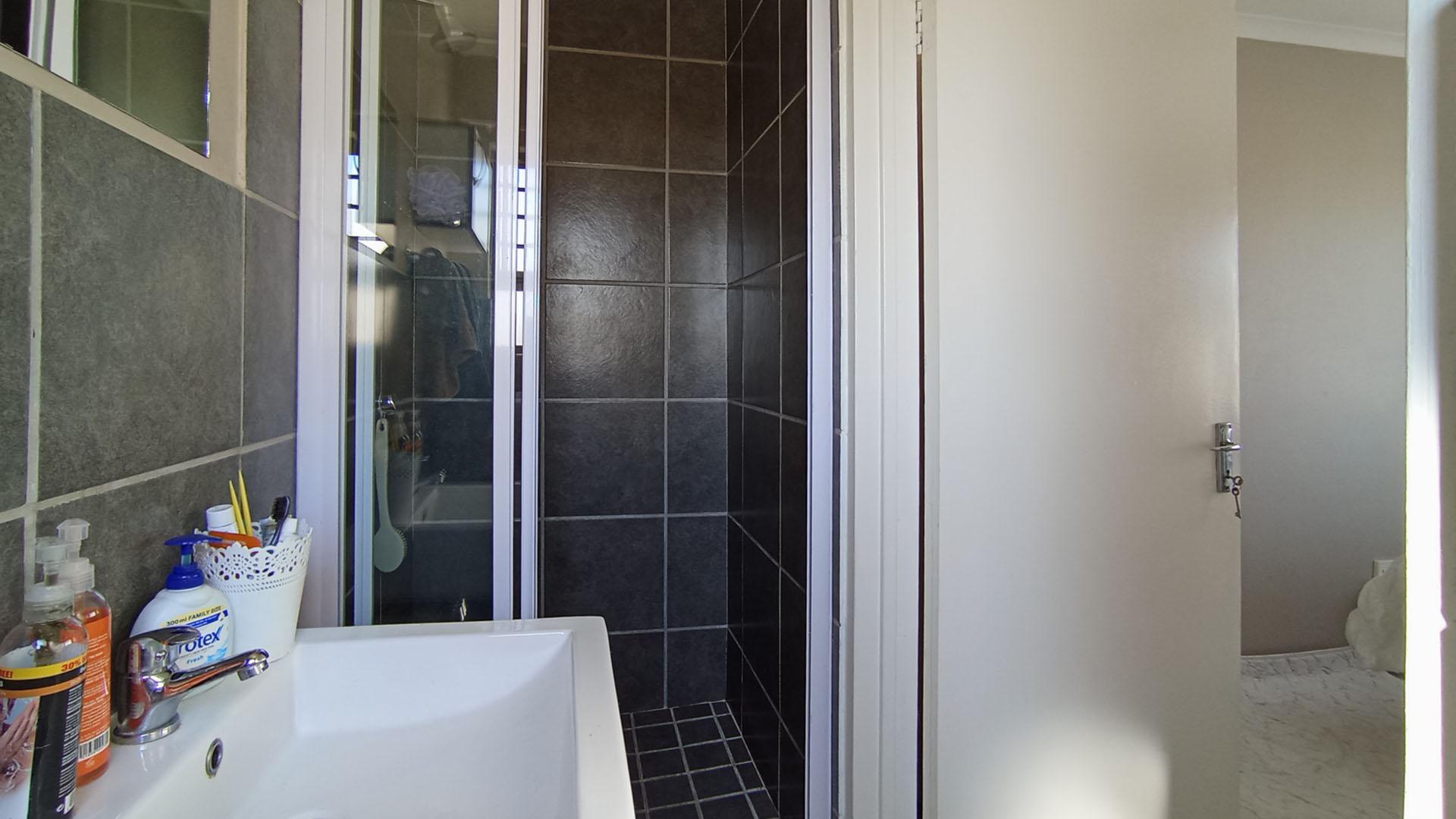 Main Bathroom - 3 square meters of property in Summerset