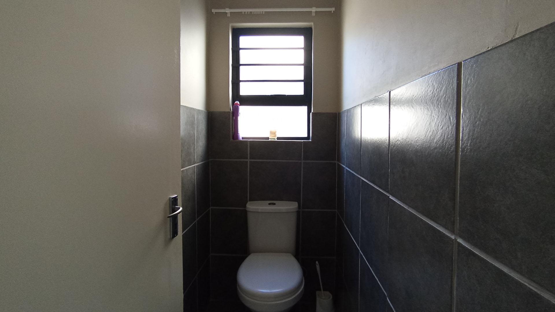 Bathroom 1 - 7 square meters of property in Summerset