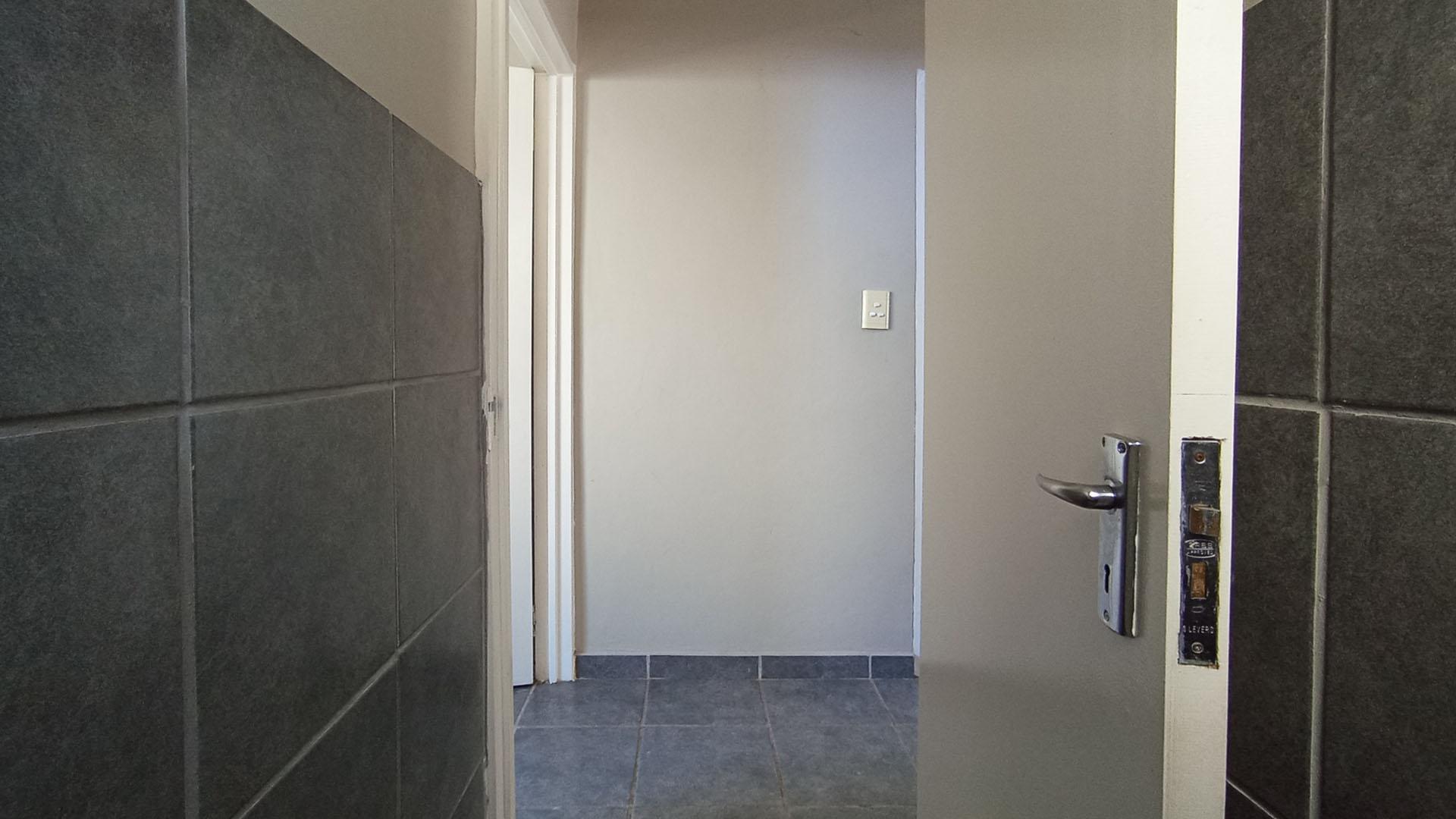 Bathroom 1 - 7 square meters of property in Summerset